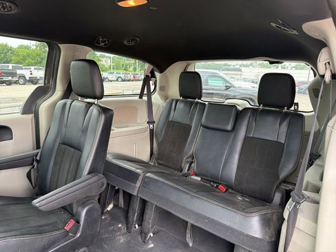Used 2019 Dodge Grand Caravan SXT FWD image 4