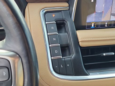 Used 2021 Chevrolet Suburban Premier w/ Premium Package image 33