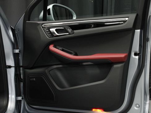 New 2026 Porsche Macan AWD/4WD image 16