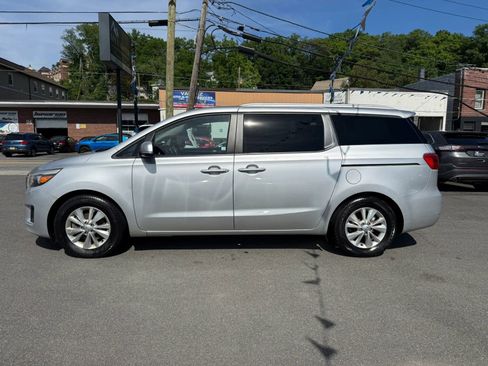 Used 2016 Kia Sedona LX w/ LX Convenience Package FWD image 4
