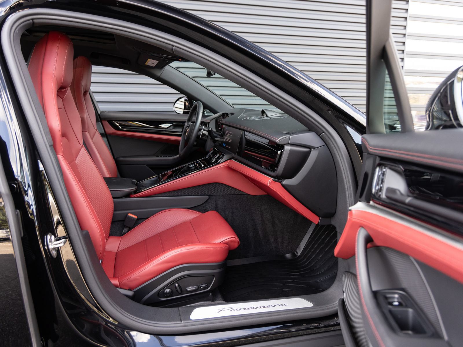 Certified 2025 Porsche Panamera RWD image 31