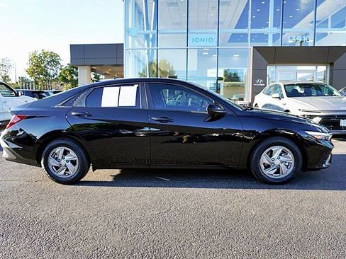 Certified 2025 Hyundai Elantra SE FWD image 3