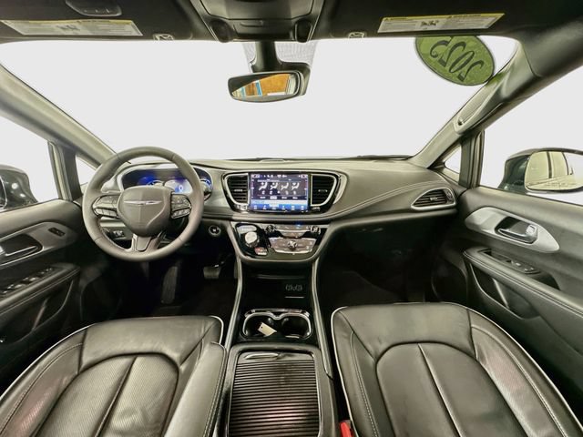 Used 2025 Chrysler Pacifica Premium FWD image 33