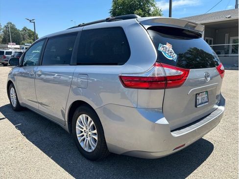 Used 2015 Toyota Sienna XLE w/ XLE Navigation Package FWD image 5
