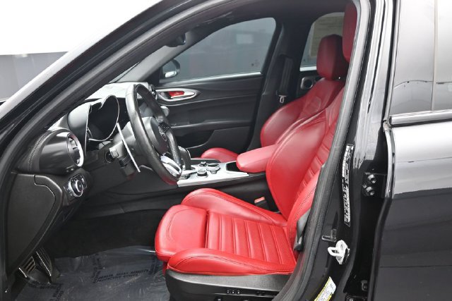 Used 2023 Alfa Romeo Giulia Veloce RWD image 7
