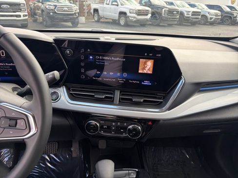 Used 2025 Chevrolet Trax LT w/ LT Convenience Package FWD image 12