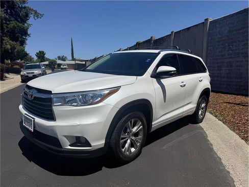 Used 2015 Toyota Highlander XLE FWD image 1