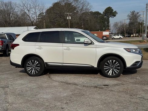 Used 2020 Mitsubishi Outlander SE image 2