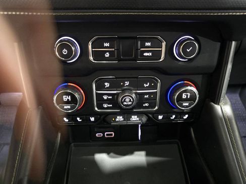 Used 2021 Chevrolet Tahoe Premier AWD/4WD image 38