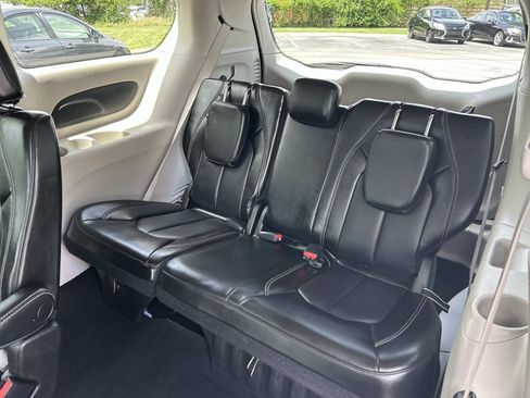 Used 2023 Chrysler Pacifica Touring-L FWD image 27