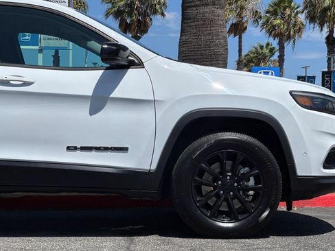 Used 2023 Jeep Cherokee Altitude Lux AWD/4WD image 29