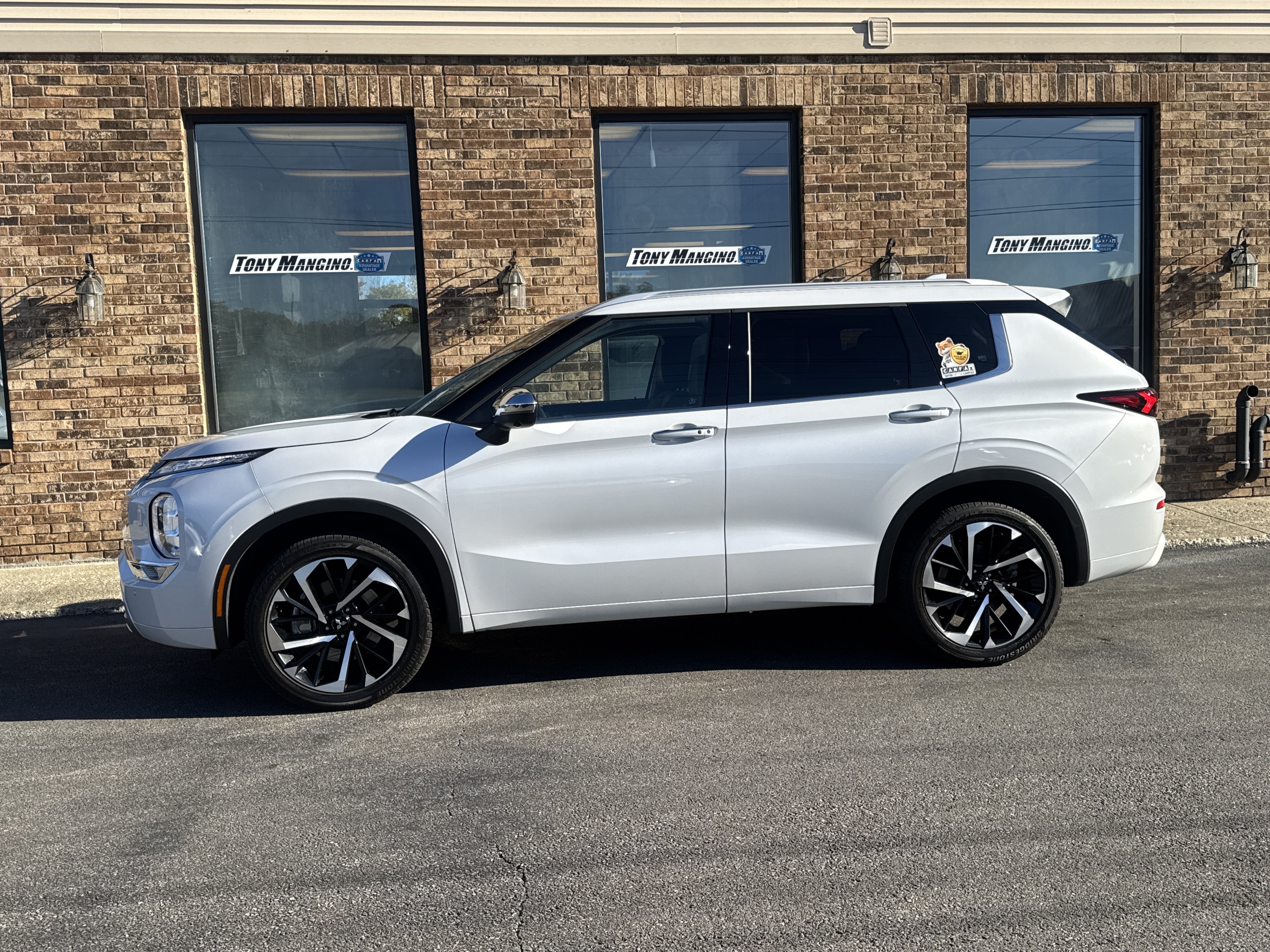 Used 2024 Mitsubishi Outlander SEL AWD/4WD image 2