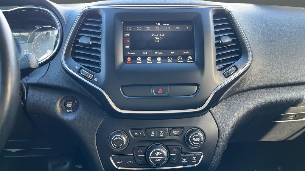 Used 2019 Jeep Cherokee Latitude Plus w/ Comfort/Convenience Group FWD image 12