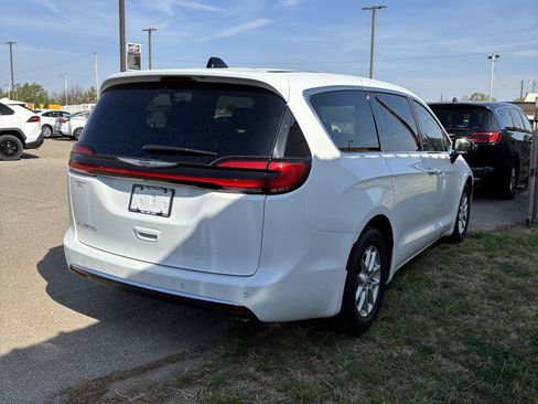 Used 2025 Chrysler Pacifica Select FWD image 12