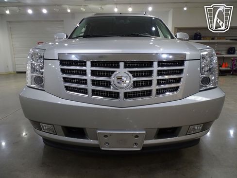 Used 2011 Cadillac Escalade ESV Premium image 25