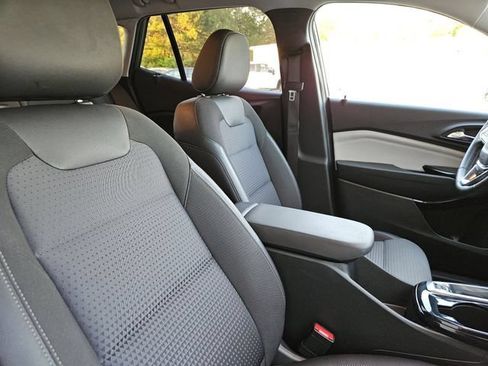 Used 2025 Chevrolet Trax LT w/ LT Convenience Package FWD image 14