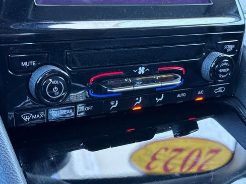 Used 2023 Jeep Grand Cherokee L Laredo image 24