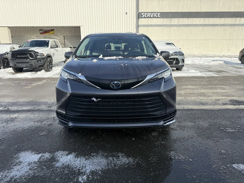 Used 2022 Toyota Sienna LE image 2
