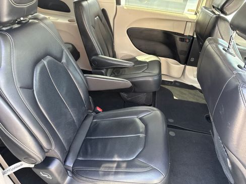 Used 2022 Chrysler Pacifica Touring-L FWD image 12