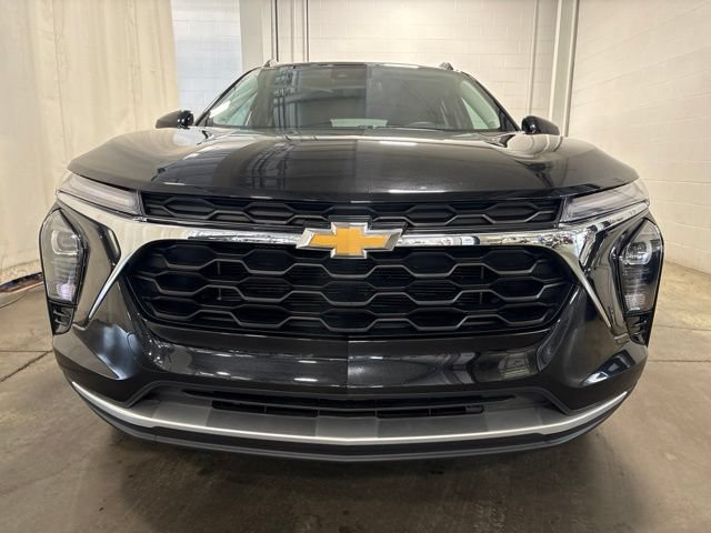 Used 2025 Chevrolet Trax LT FWD image 2