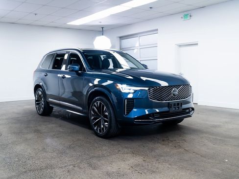 Used 2025 Volvo XC90 B6 Plus image 26