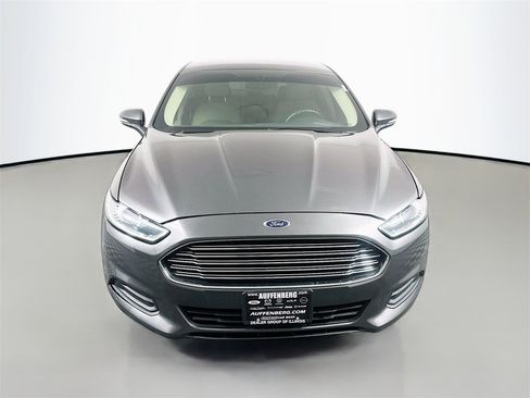 Used 2015 Ford Fusion SE image 2