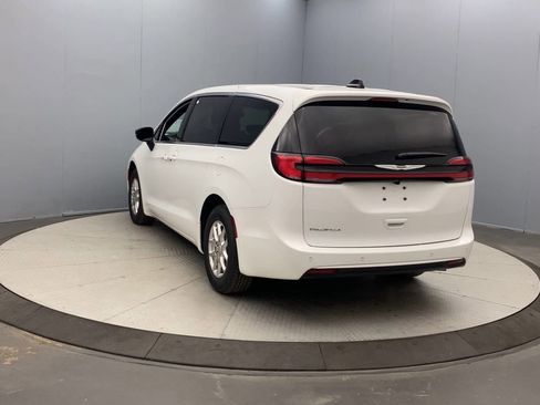 New 2026 Chrysler Pacifica Select FWD image 3