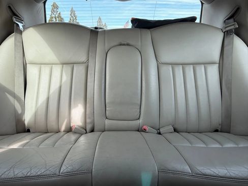 Used 2005 Lincoln Town Car Signature image 22