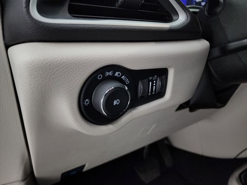 Used 2024 Chrysler Pacifica Touring-L image 40