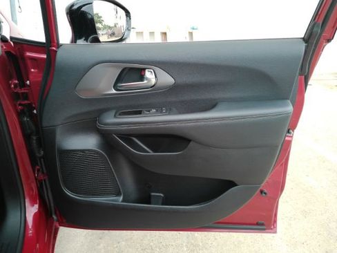 Used 2025 Chrysler Pacifica Select FWD image 19
