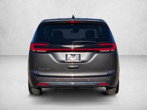 Used 2023 Chrysler Pacifica Touring-L image 7
