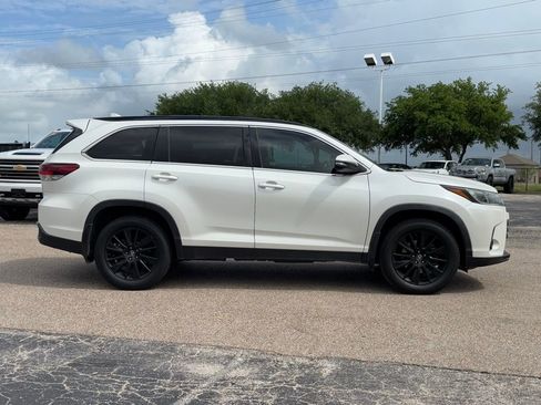 Used 2019 Toyota Highlander SE image 4