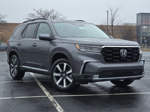 New 2025 Honda Pilot Touring image 2