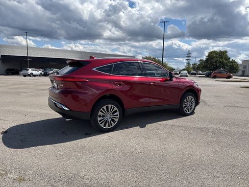 Used 2023 Toyota Venza XLE image 7