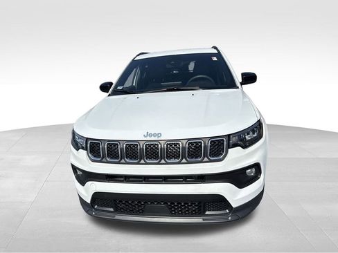 Used 2024 Jeep Compass Latitude image 2