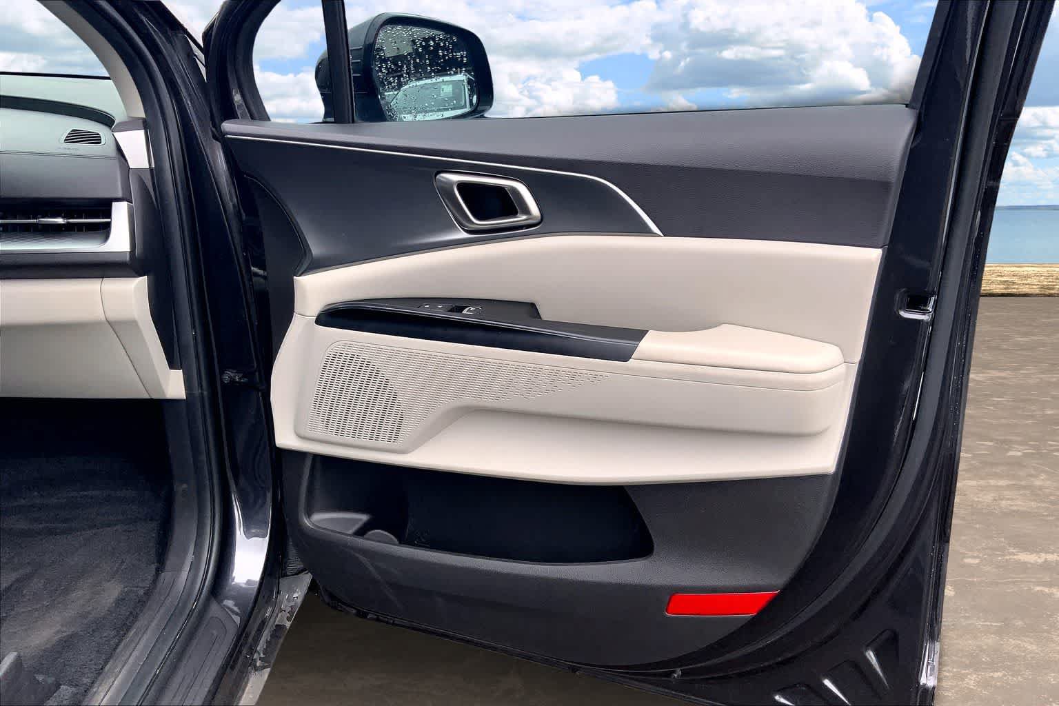 Used 2023 Kia Carnival LX FWD image 28