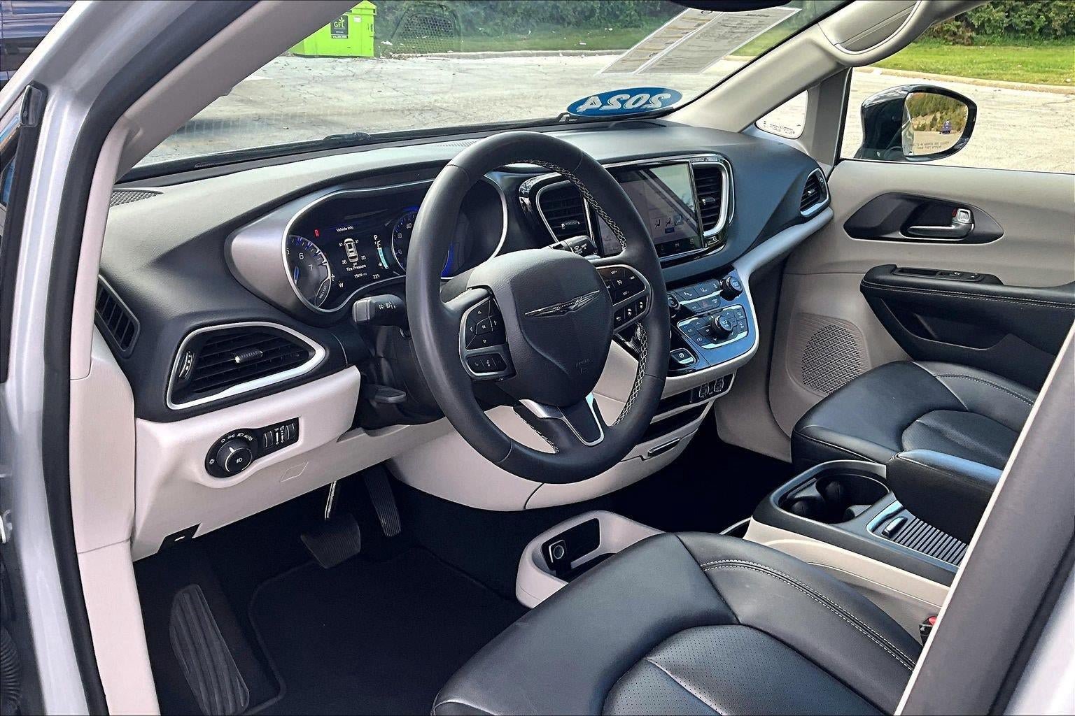 Used 2024 Chrysler Pacifica Touring-L FWD image 12