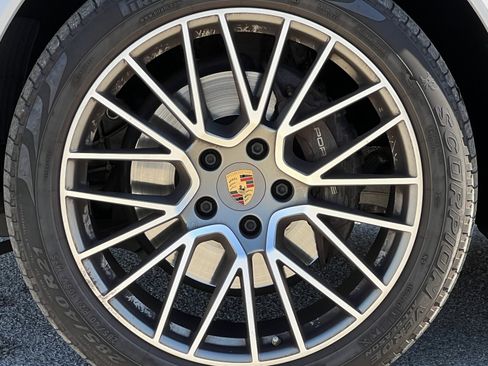 Certified 2022 Porsche Cayenne Platinum Edition image 13