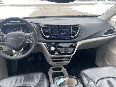 Used 2022 Chrysler Pacifica Touring-L