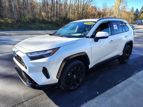 Used 2022 Toyota RAV4 SE image 2