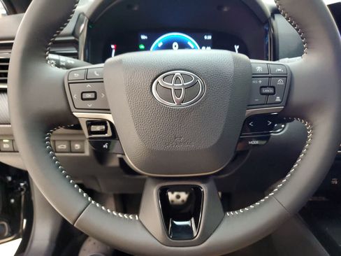 Used 2025 Toyota Camry SE FWD image 9