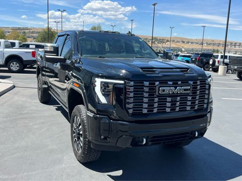 Used 2025 GMC Sierra 3500 Denali Ultimate AWD/4WD image 4