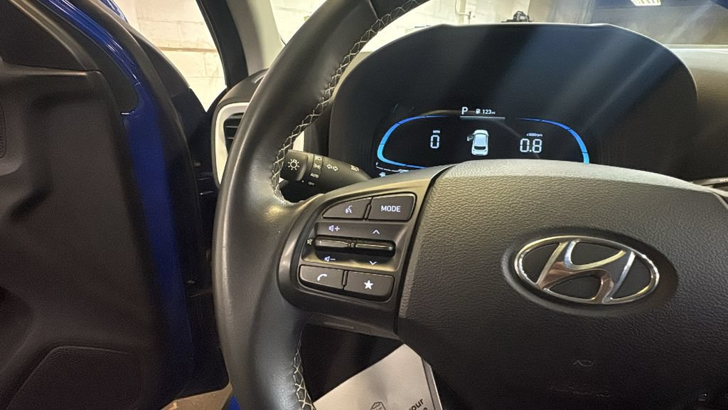 Used 2025 Hyundai Venue Limited FWD image 16