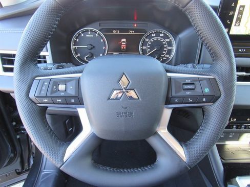 New 2025 Mitsubishi Outlander SE image 21