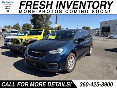 Used 2025 Chrysler Pacifica Select