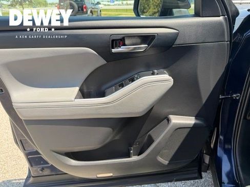 Used 2022 Toyota Highlander XLE AWD/4WD image 10