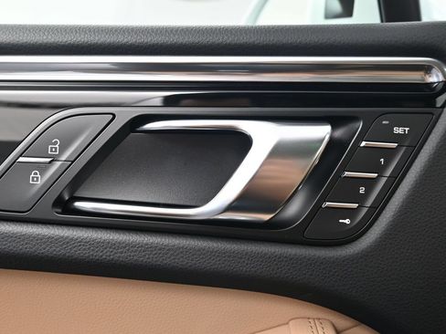 Certified 2026 Porsche Macan AWD/4WD image 18