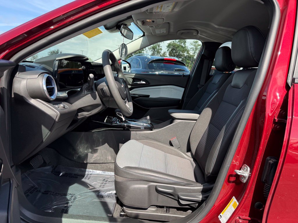 Used 2025 Chevrolet Trax LT FWD image 28