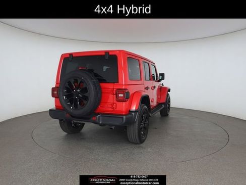 Used 2025 Jeep Wrangler Unlimited Sahara AWD/4WD image 17