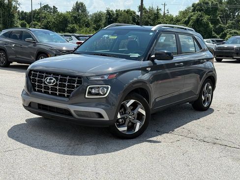 Used 2024 Hyundai Venue Limited FWD image 3
